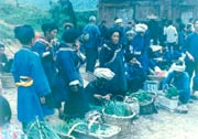 Sui women in market